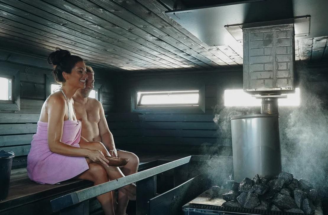 Saunalautalla saunassa. 