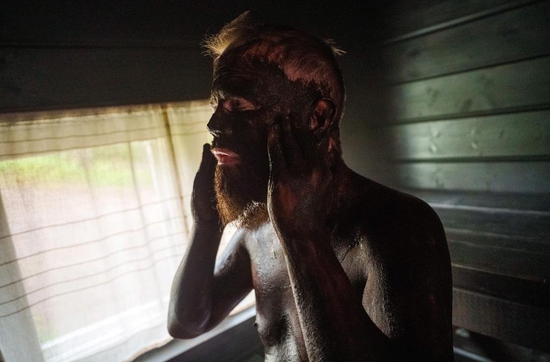 Turvesauna Hiitolanjoen rantasaunassa