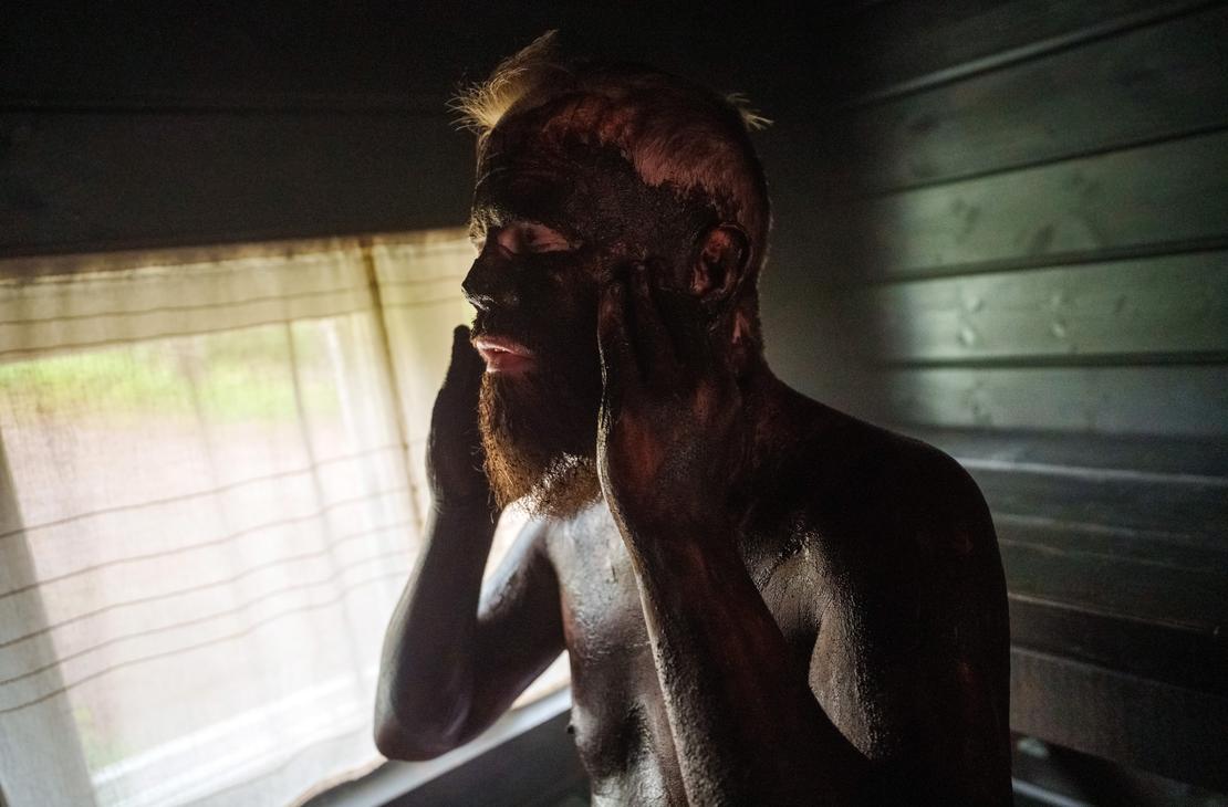 Turvesauna Hiitolanjoen rantasaunassa